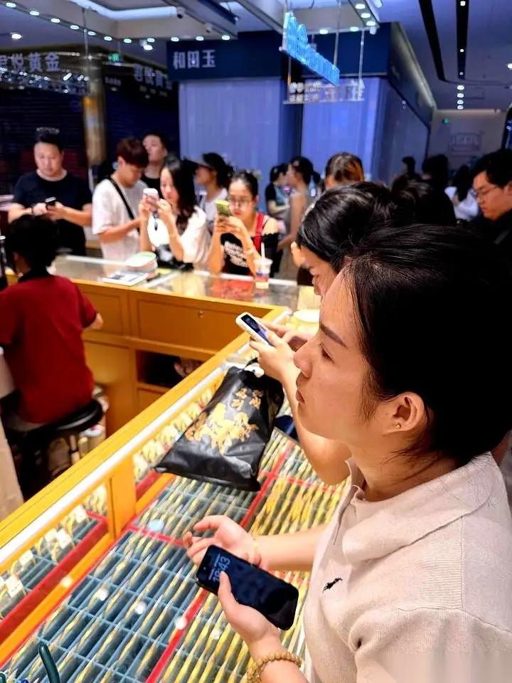 又跌了！国内金价跌破了4000美元，这金店一时间那是遭到了顾客全场“扫货”金项链