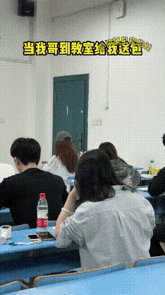 这个美女的哥哥是个人物。