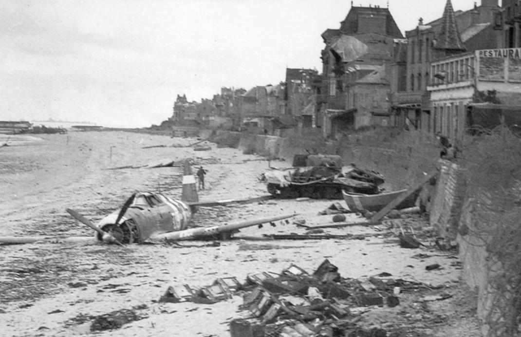1944年6月，在法国圣欧班叙梅尔（Saint-Aubin-sur-Mer）的“