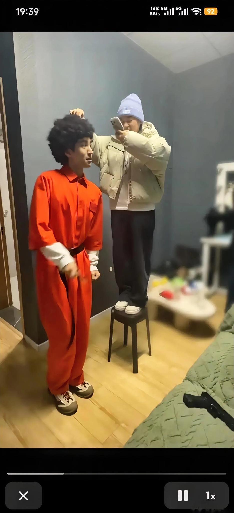 本来觉得王俊凯个子不高，但看到全红婵跟他站一块…，就觉得他个子也还行，身高应该有