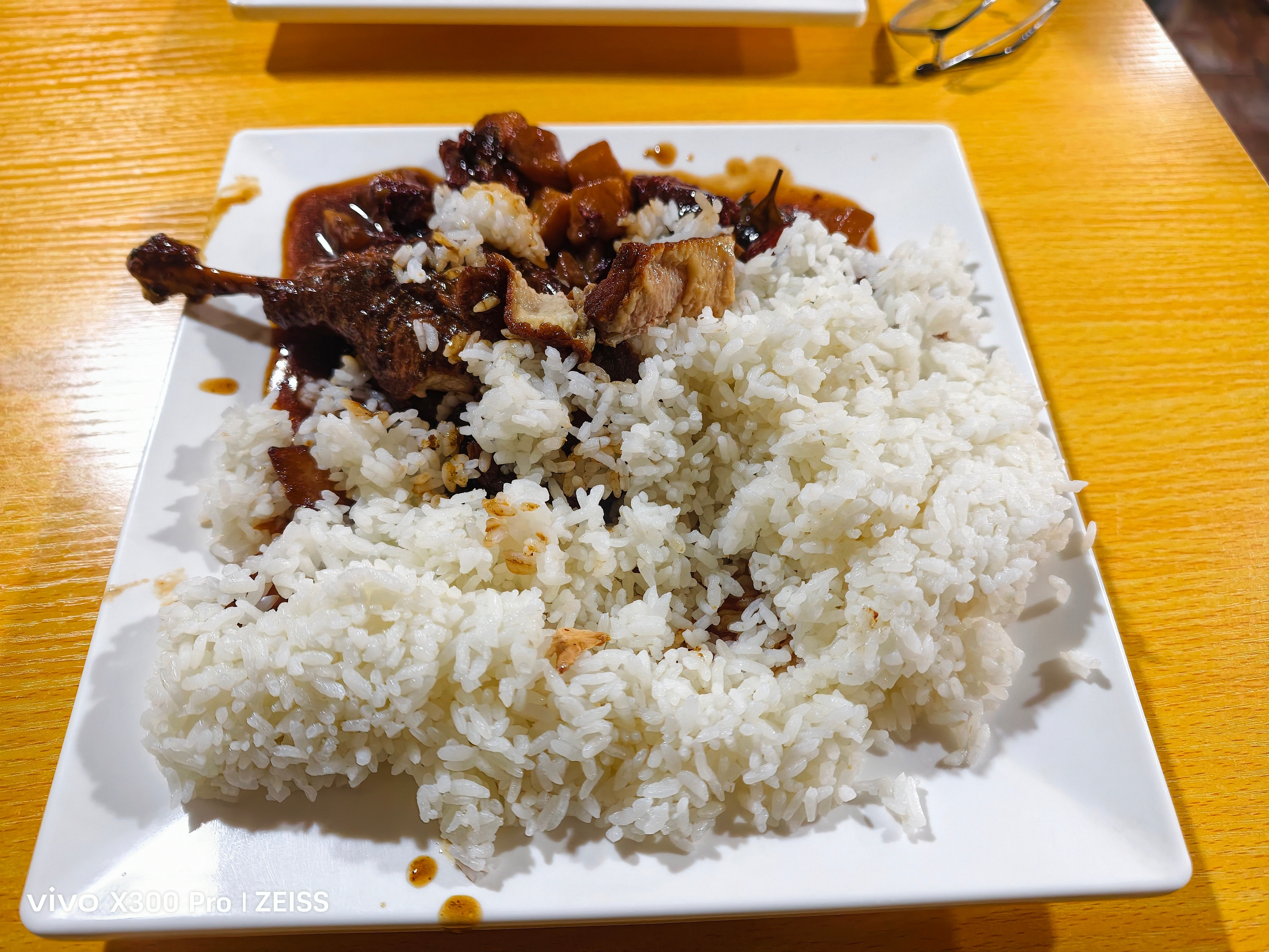 每日一餐分享我们这边的饭菜还是有点味道重，吃完饭嘴里特别渴，喝了好几杯水，但是