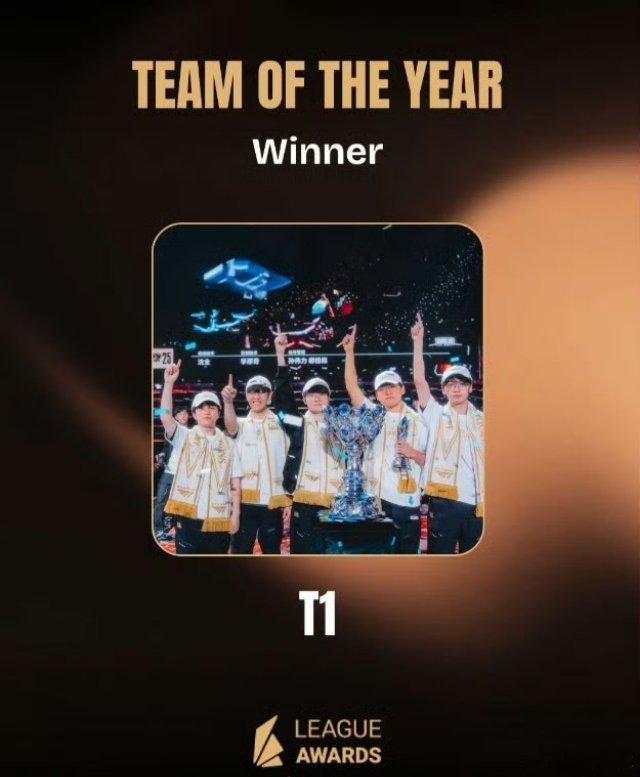 T1荣获年度最佳战队！T1战队荣获国外联盟颁奖典礼年度最佳战队由LEC主持人Sj