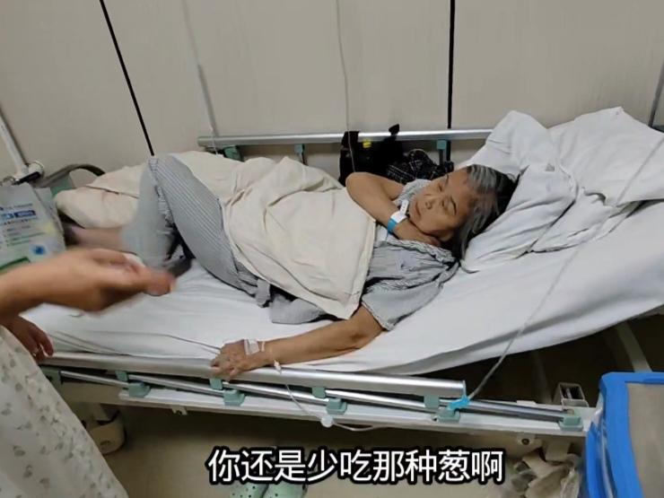 阿姨经过了连续不断的医疗检查现在又住院了，这一次又重新确诊了一个病，就是风湿病，
