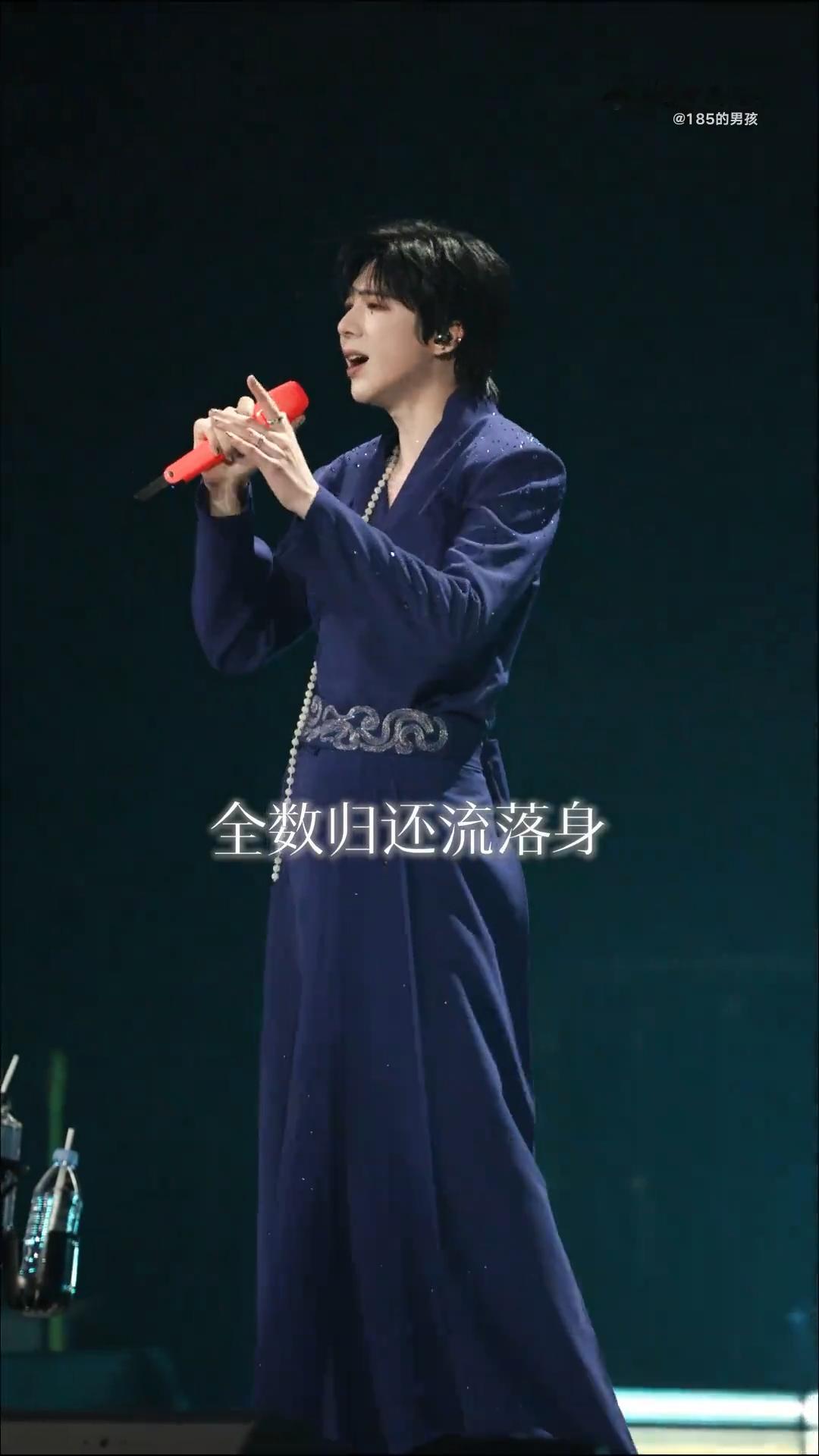 你的眼睛像星星在我夜空闪耀，我愿跨越山海赴你的风月，这样的句子配上灯牌效果，现场