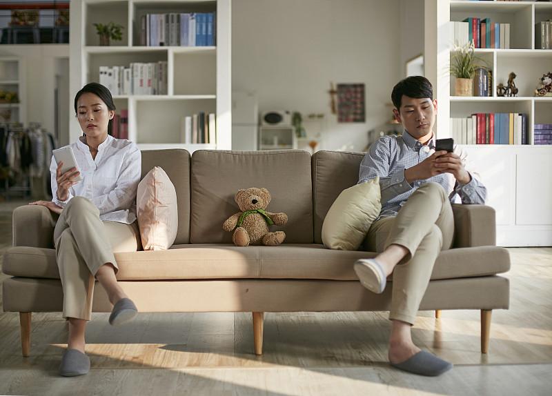 从生理层面，很多因素会影响夫妻生活。比如男性雄激素下降，女性雌激素缺乏等，身体累