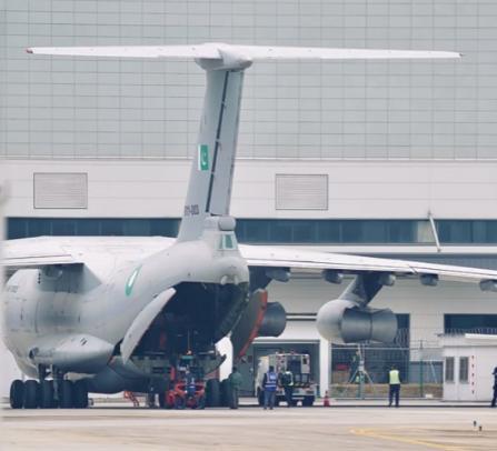 外媒：多架巴空军战略运输机现身成都，歼-35已经开始交货？当地时间26日，“