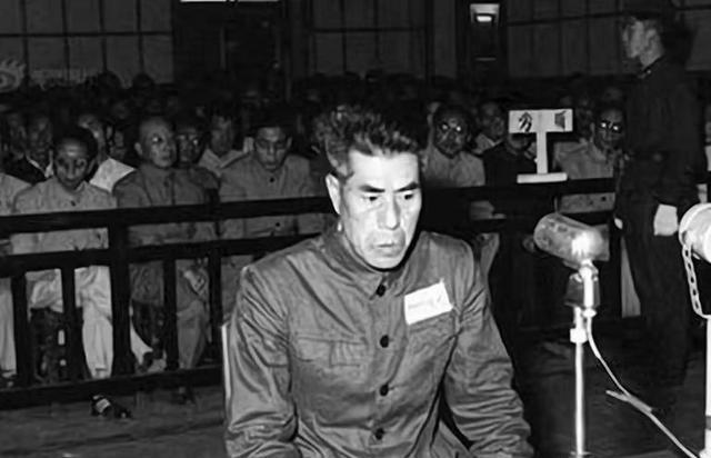 1957年8月的一天，上海延安东路的36路电车上，一个退伍老兵死死盯着车厢另一头