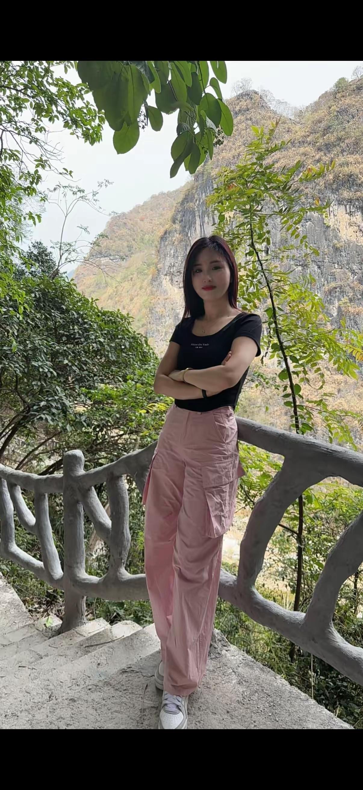 山间漫步，自在悠然，与自然为伴。