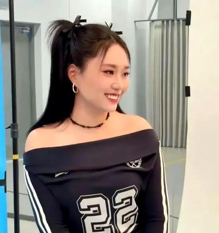 李雪琴肯定是跑去韩国医美了，大宽下巴和腮帮子都不见了。以前李雪琴的标志是大宽脸，