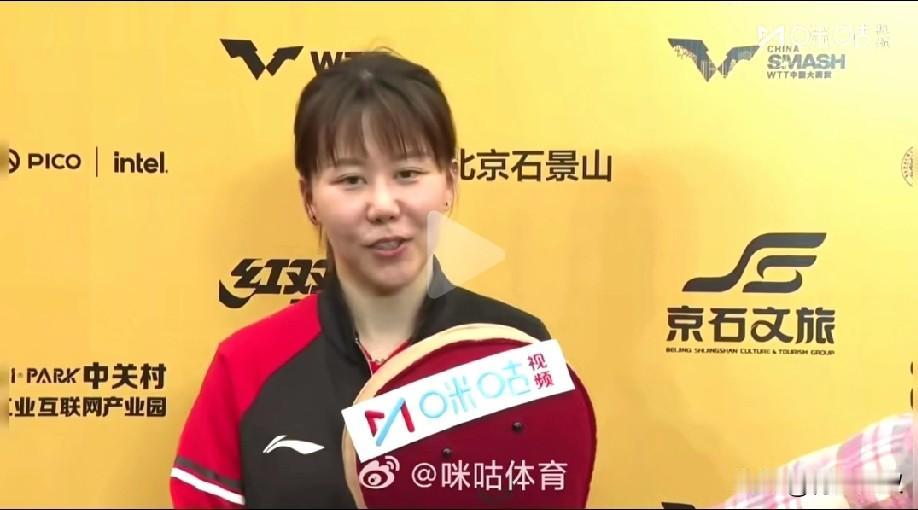 陈幸同和莎莎比赛，记者给同同挖坑，同同回答的太聪明了！记者说:半决赛又会遇