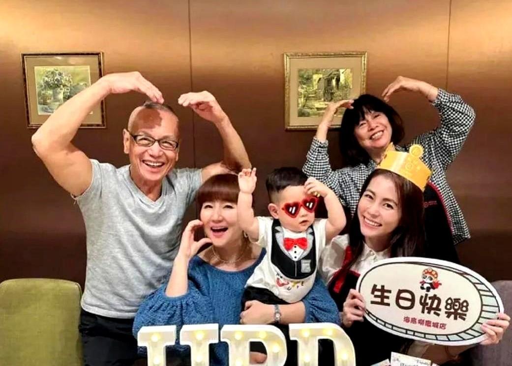 在面对生活的种种挑战时，44岁的任家萱似乎依然坚韧不拔。尽管她体重达到150