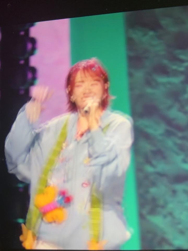 黄灿灿是今晚最后一组上场。这是昨晚第一个因为说自己假唱上热搜的姐姐。个性很直