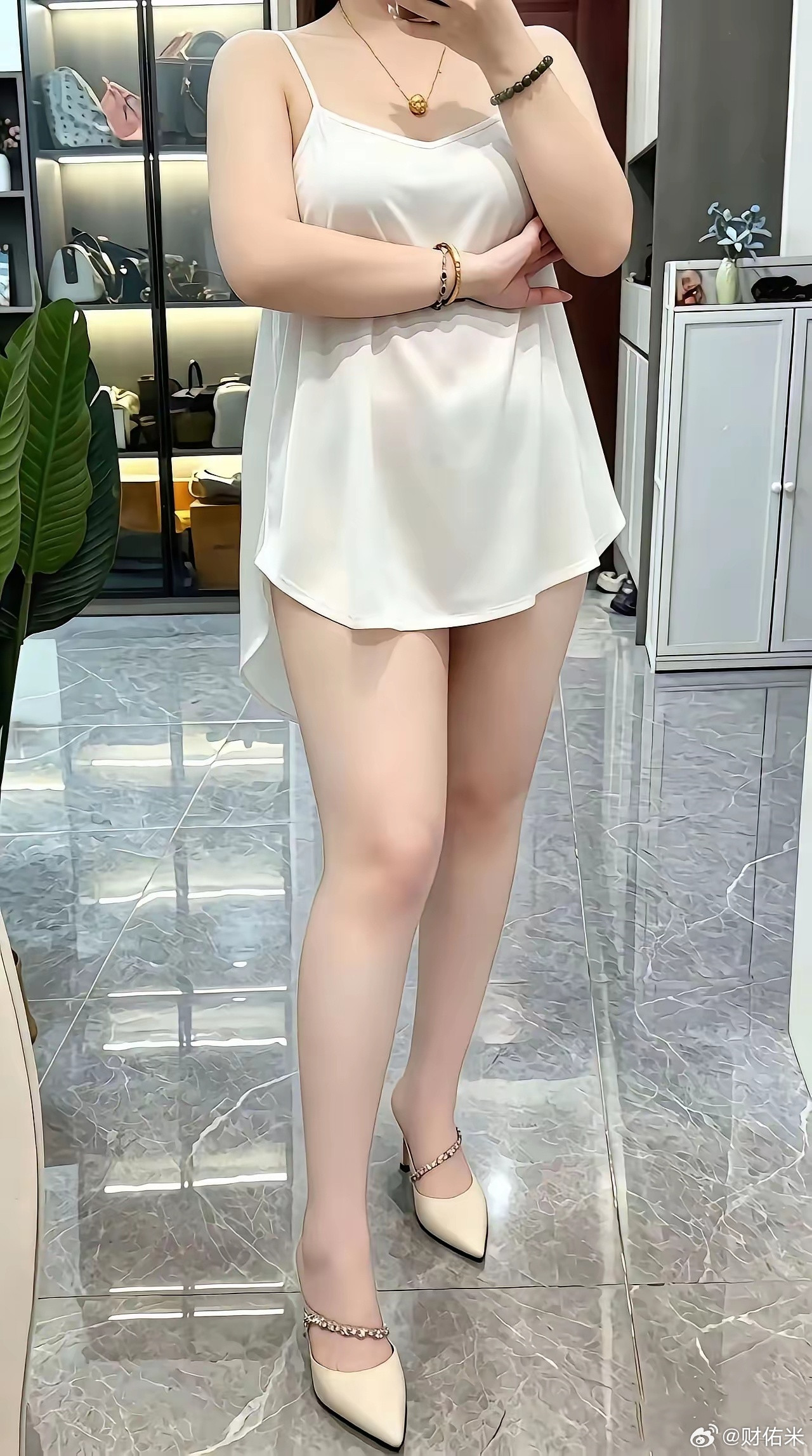 两件衣服都很合身，但只能买一件，很纠结，选哪件呢？
