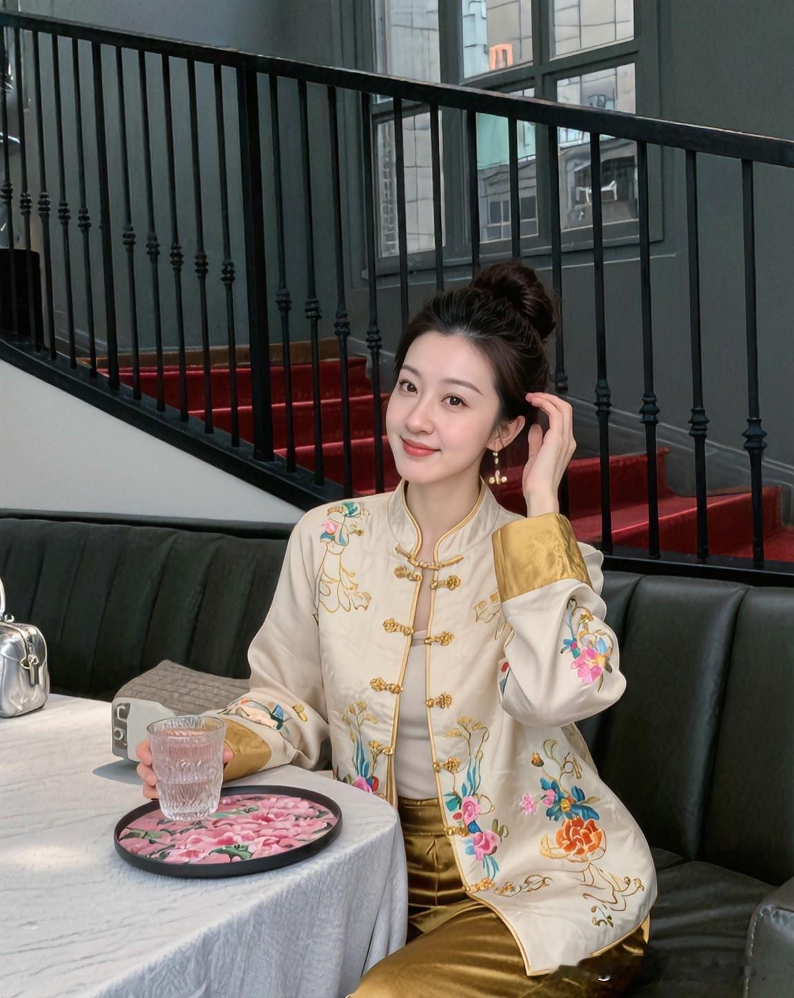 喜欢一个人，就勇敢地主动靠近，迈出那关键的两步。但如果对方看到你来了，却