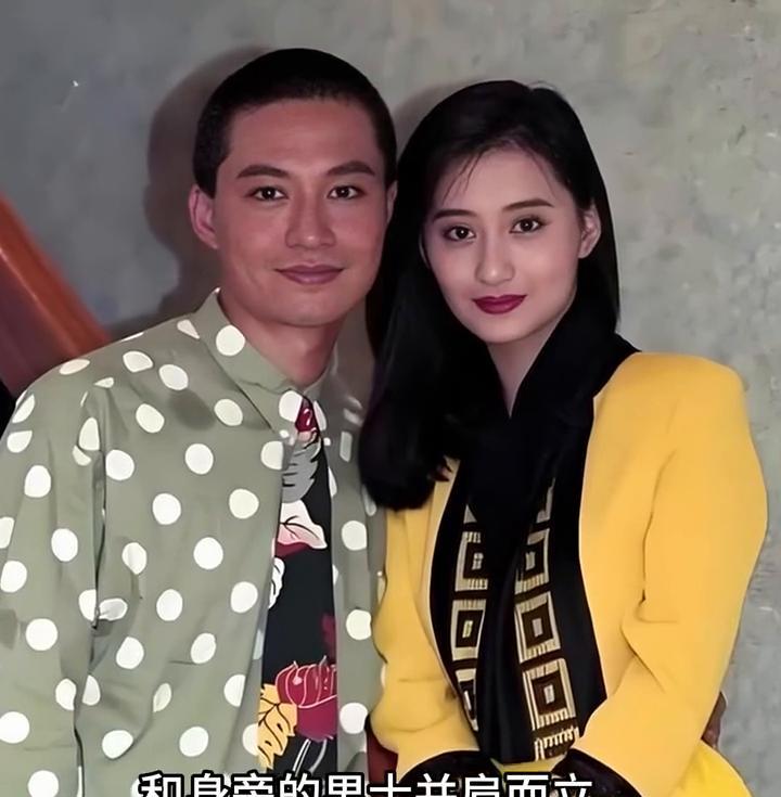 18岁的陈德容青春靓丽，和身旁的男士并肩而立。一个漂亮活泼，一个英俊潇洒，简直是