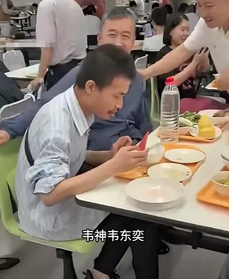 书读再多有什么用？就算是北大的学生也不见得多有教养。韦东奕性格本来就内向，他