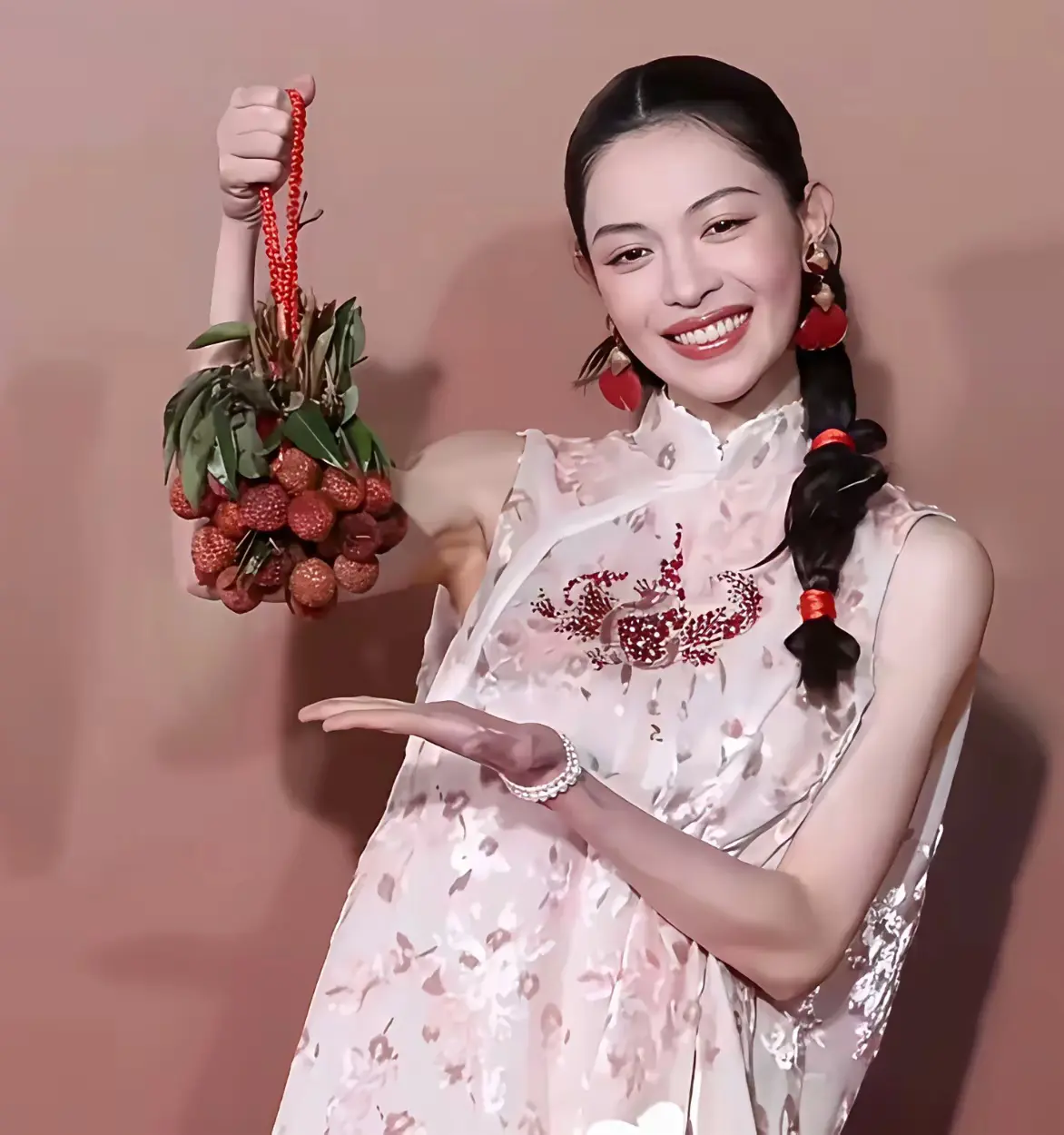 钟楚曦确实像荔枝一样火大