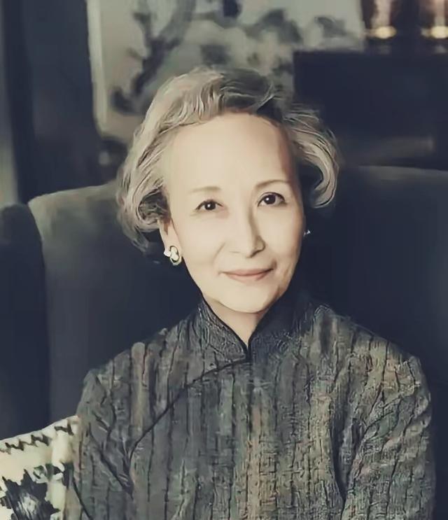 1980年65岁郑念赴美定居，临行前把珍藏古董字画全部无偿捐给上海博物馆真正难