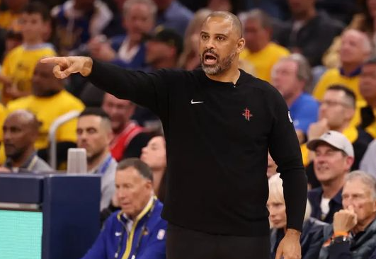 讨论一下什么时候该换教练首先，我的观点是要给乌度卡一个完全体火箭打一个赛季，