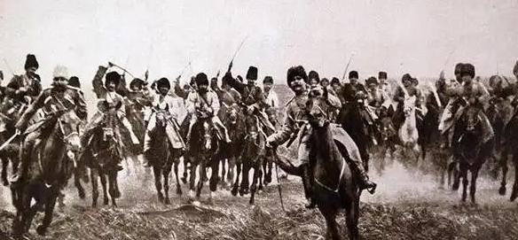 1949年，解放军第4军10师被马家军包围，这时，炮兵首长急中生智，猛然下令：“