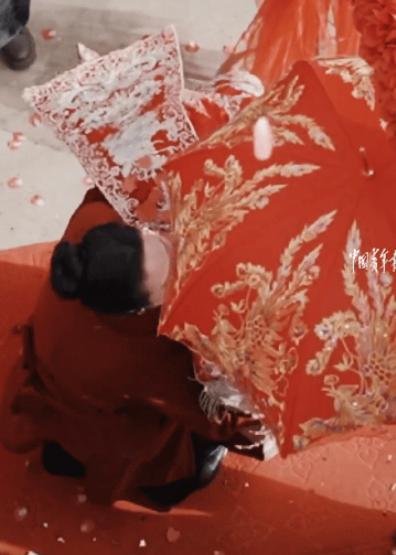 近日，安徽亳州，婚礼现场，新郎抱着新娘进洞房，没走几步，婆婆却迎了上去，没想到，