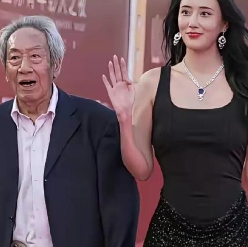 著名电影演员王奎荣八十岁了，他的老婆这么年轻漂亮，还很性感，据说他这个老