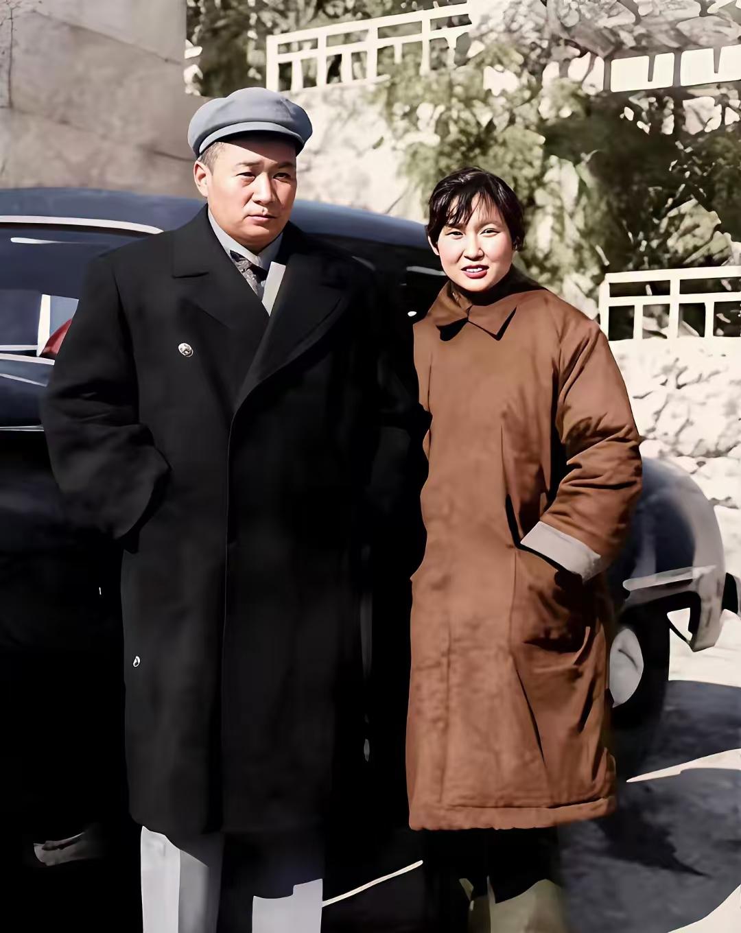 这张拍摄于五十年代的珍贵老照片，定格了毛岸青与妹妹李敏难得的同框瞬间。画面里