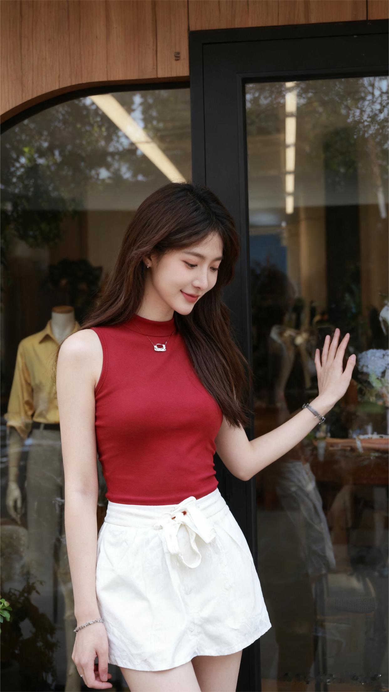 夏日穿搭就讲究个清爽又时尚，红色无袖上衣搭配白色短裙这组合，简直是yyds！像孙