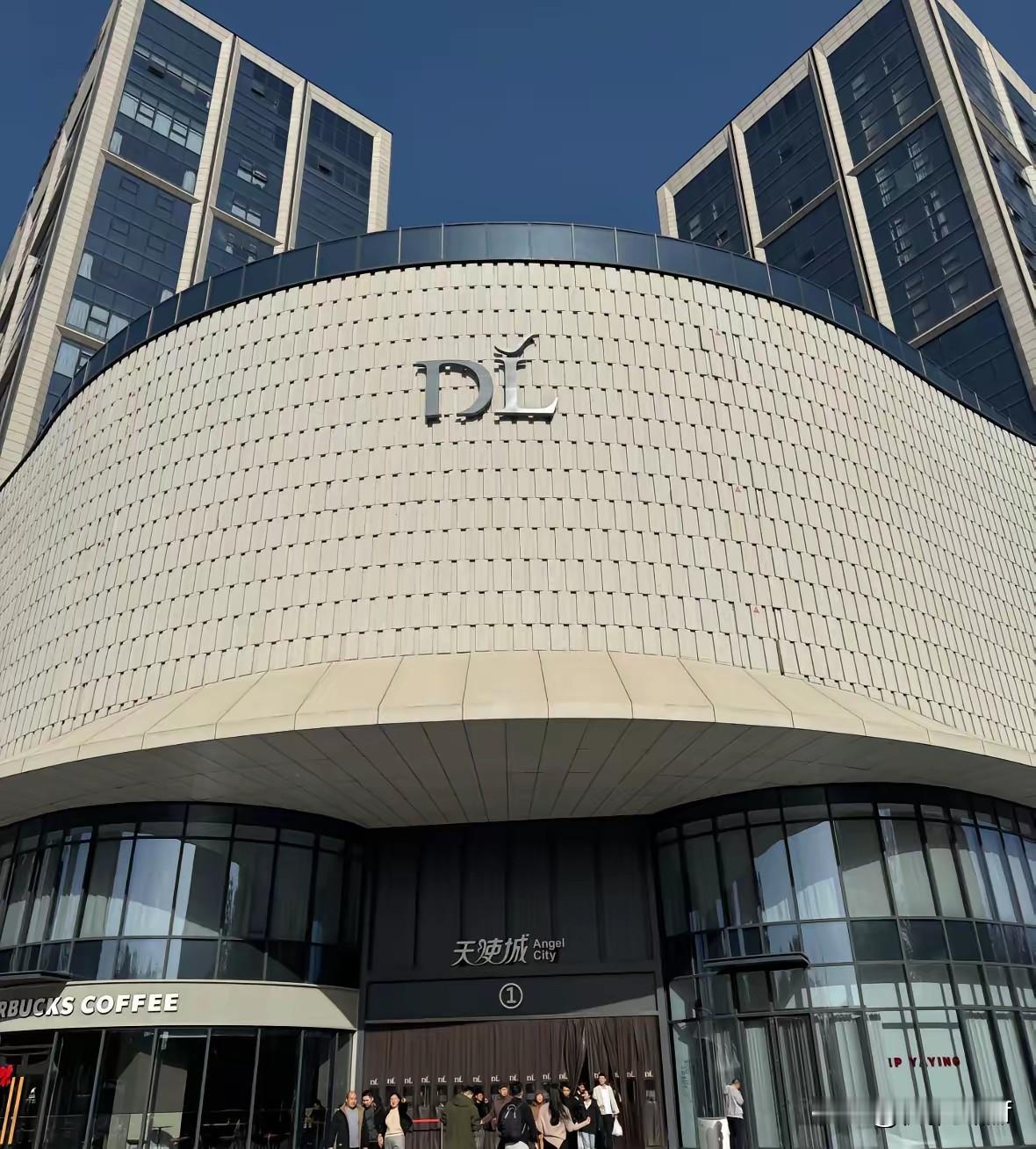 郑州这波操作，直接把我脑干烧干了。​别的地方求爷爷告奶奶想把胖东来请过去，恨不