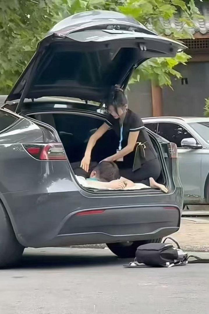 特斯拉干这活真的不行。要换成小米澎程N90探索版，是不是更舒服，不光能按摩、刮痧还能来个踩背。干这行