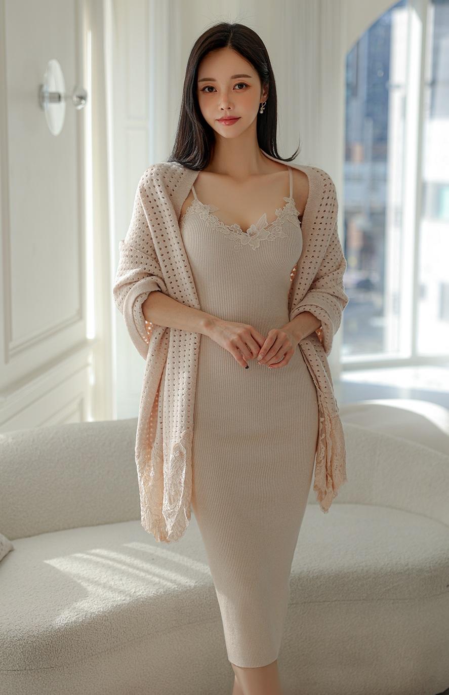 温柔米色连衣裙搭配蕾丝边内搭和针织开衫，简直是优雅气质的代名词！秋季这样穿，时髦