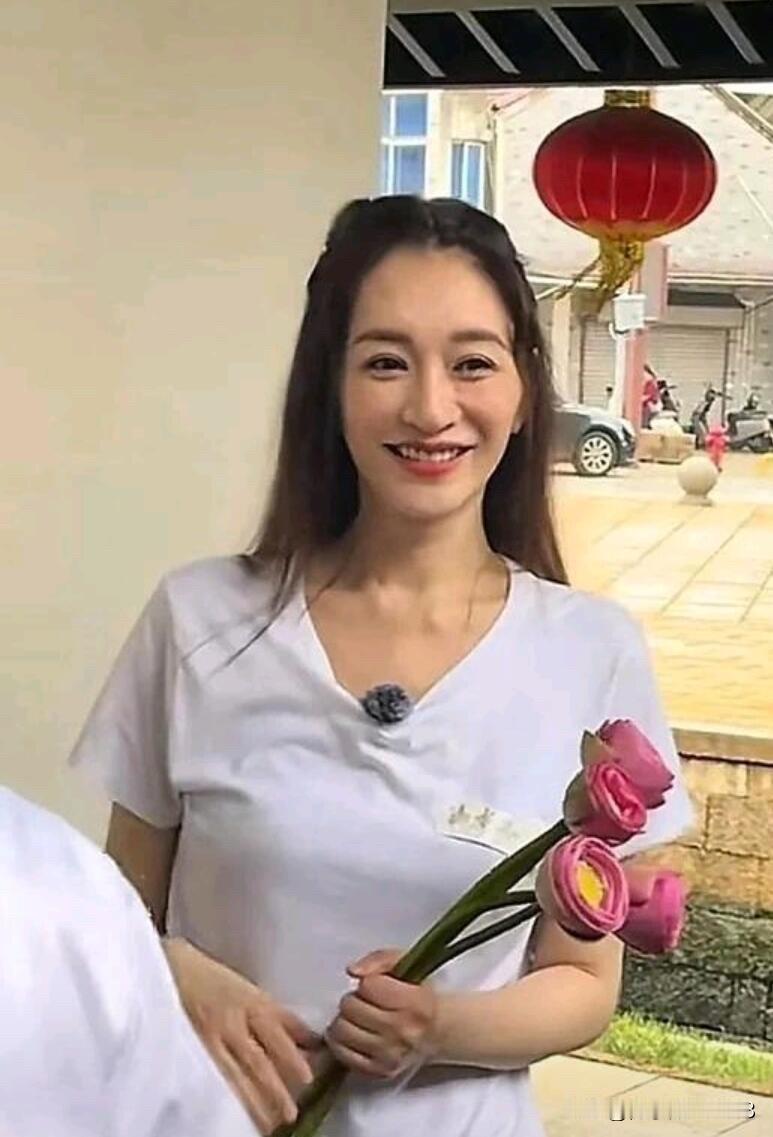 被李小冉的颜值和气质惊艳到了，谁50岁了能有她这样的魅力。穿着普通的白色短袖T恤