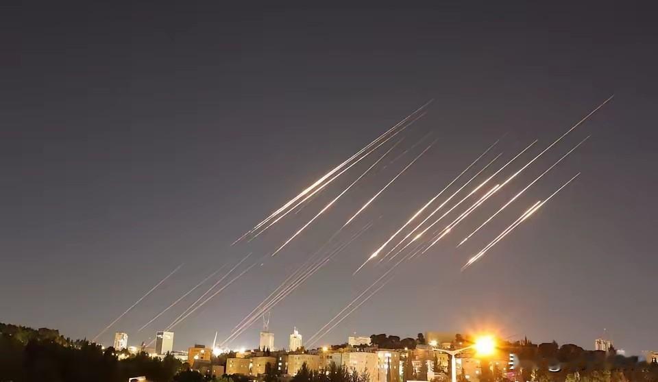 英媒报道说，美国特种部队“拦截了前往伊朗的中国货船”。美国官员说，这些货物是运往