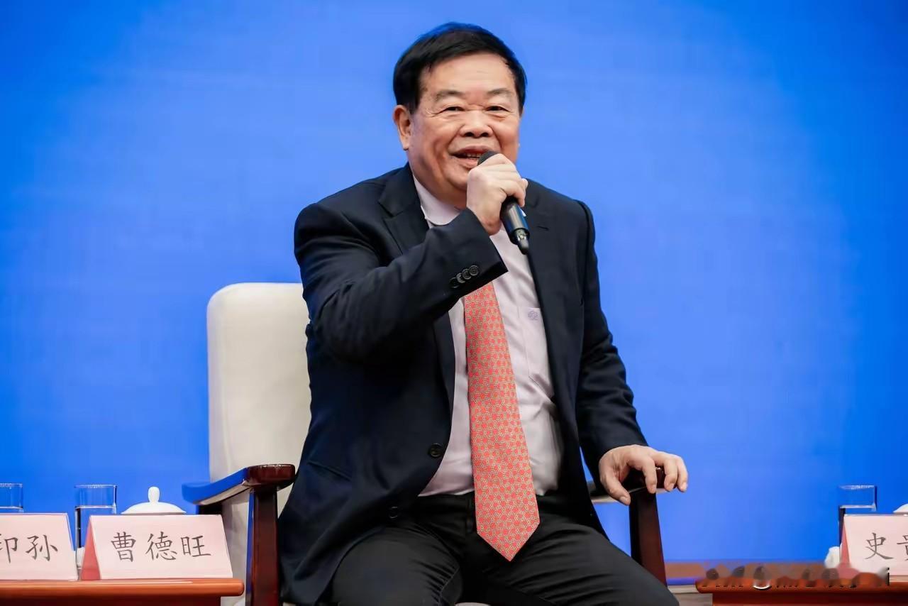 曹德旺说，我相信像董明珠这样的人来说，一她自己不要轻易表态，说退下来，第二个我也