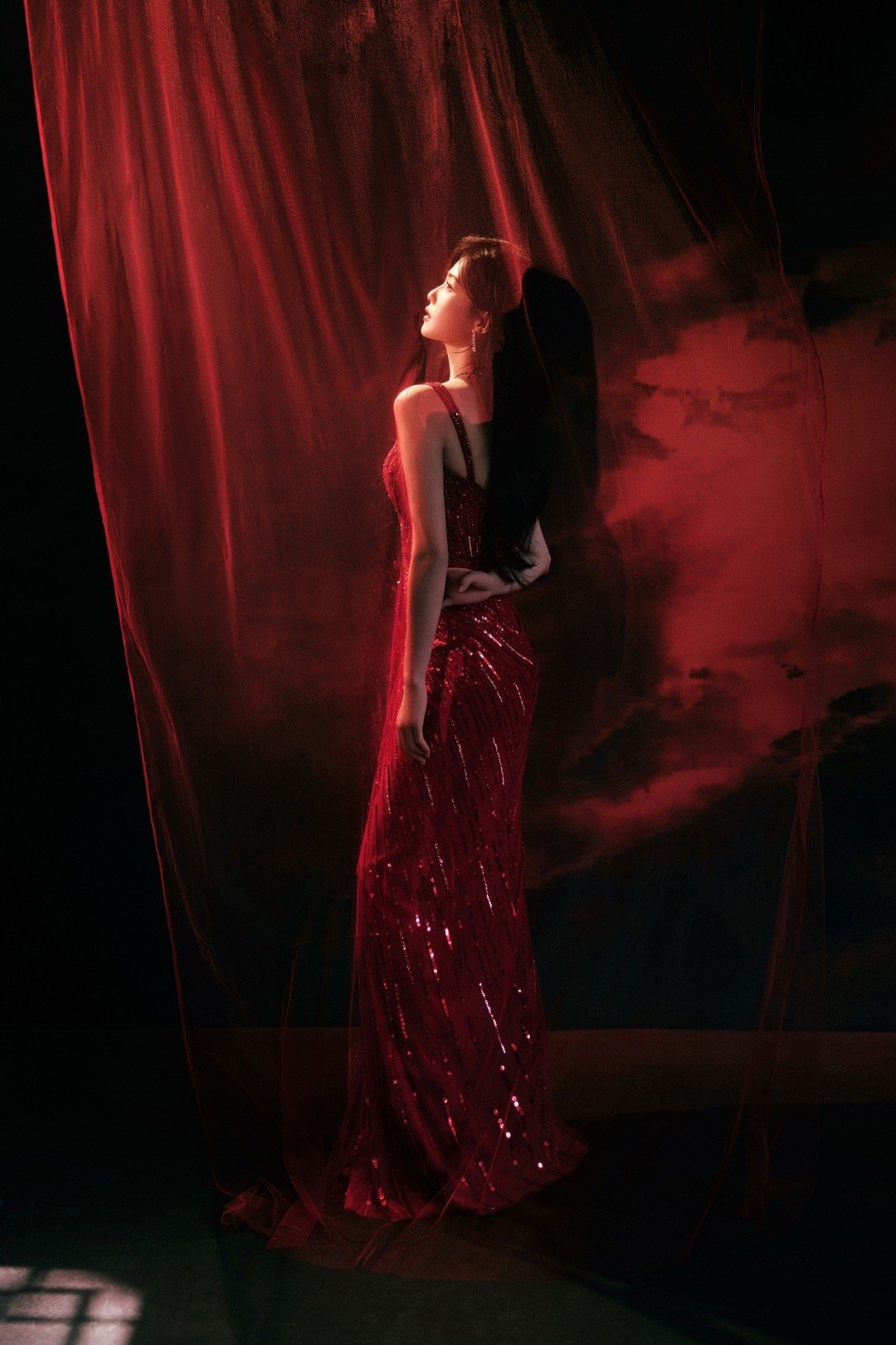 白鹿×新春大片🏮一袭钻饰吊带长裙出镜，将亮相央视总台2026春节联欢晚会，