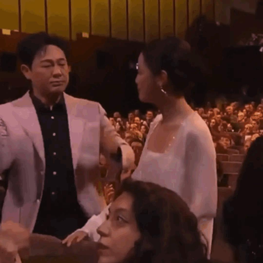 张颂文不装了！辛芷蕾获封威尼斯影后，张颂文当场“黑脸”太真实！之前人人都夸张颂