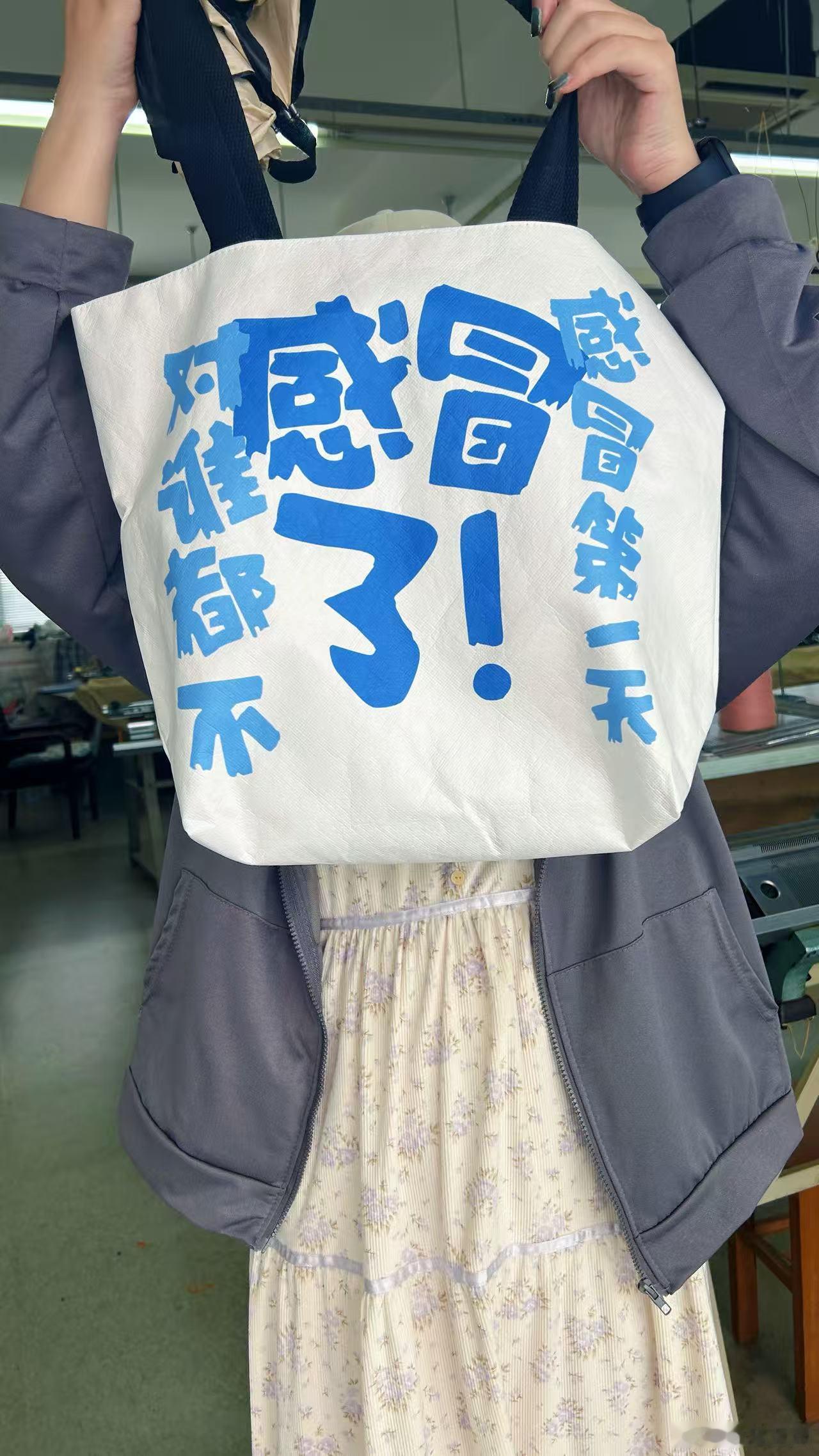 感冒第一天对谁都不感冒了身子沉沉的整个人都懒懒的，提不起什么兴致。平日里热衷的