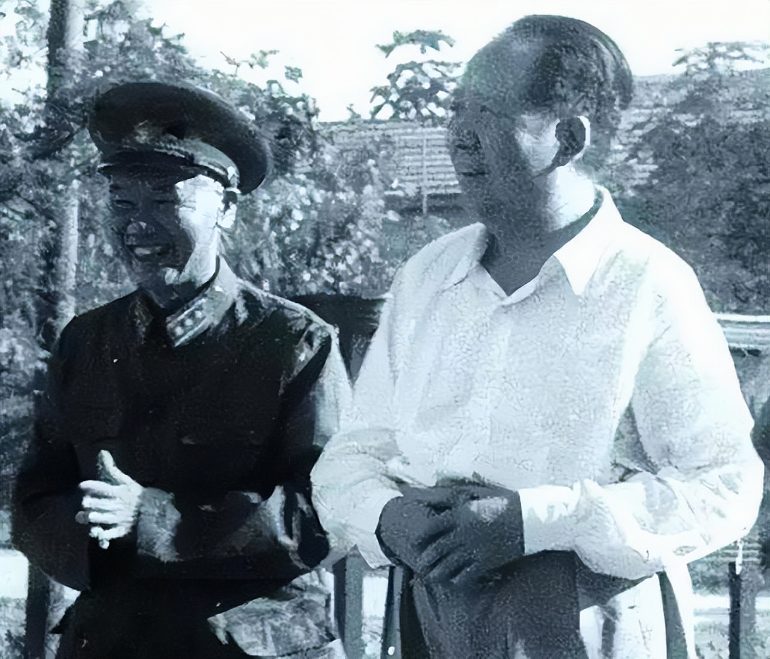 1967年，毛主席来到武汉，公安部长谢富治等人汇报工作。谢富治说湖北的造反派要打
