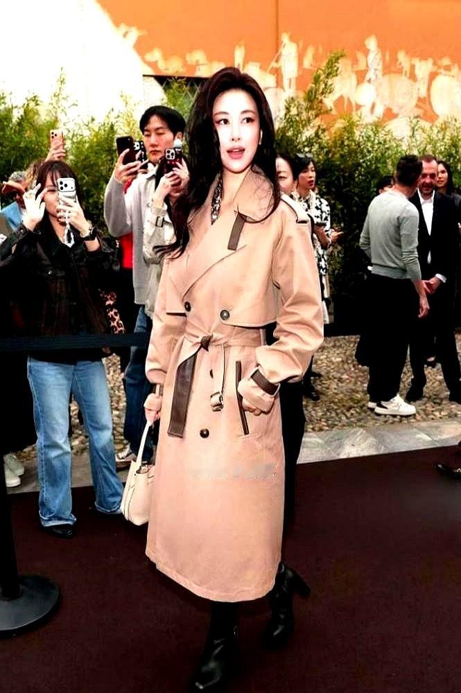 所有人都夸朱珠在米兰时装周松弛，直到看见她在街头逛街的姿势。TODS头排看秀，深米色风衣配长卷发。外