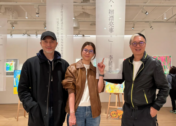 袁咏仪晒出她与丈夫张智霖一起去参观李纯恩画展的合影张智霖也蓄起了胡子，虽然胡须