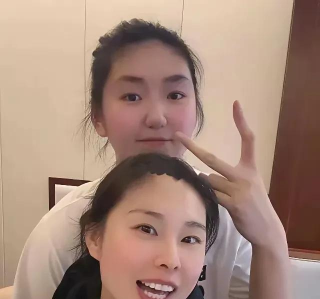 张子宇小时候真的萌化了，肉嘟嘟小脸谁看了能不喜欢，谁能想到她现在能长这么高呢！