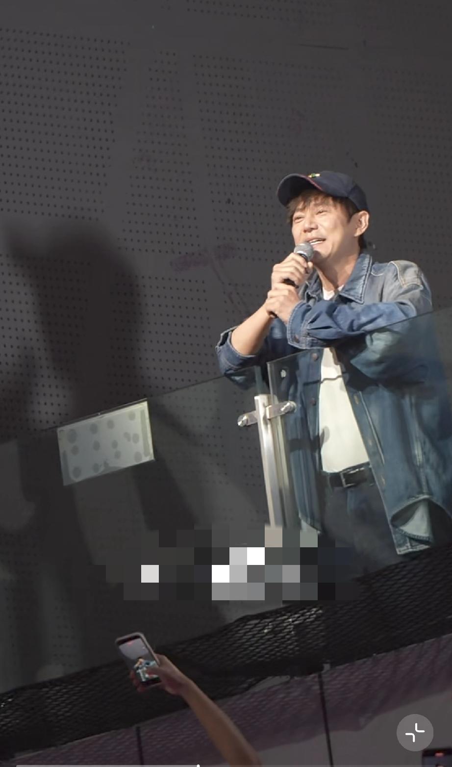 5月5日，谢娜成都演唱会首场何炅露面，他独自站在2楼的中心位置又喊又叫，怼脸拍满