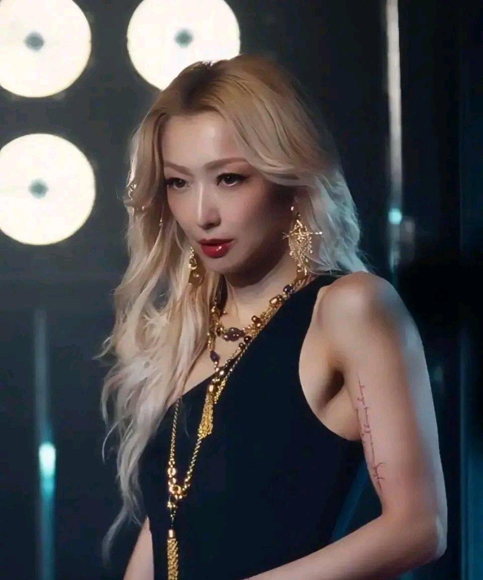 52岁不生娃，丈夫出轨也原谅，坐轮椅还想着干活，郑秀文到底图什么其实，郑秀文图的