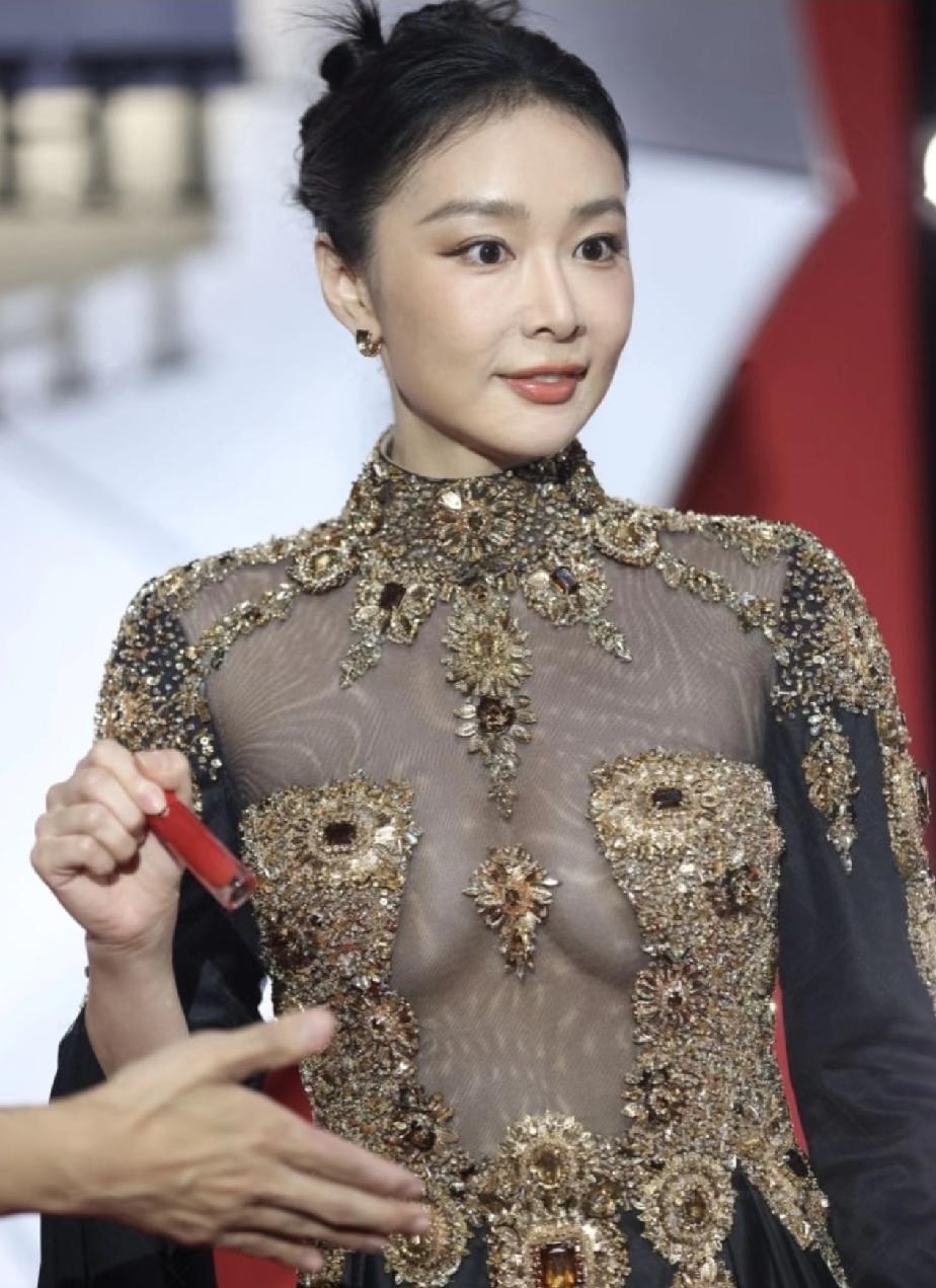 有点想不明白，明星这么穿的意义在哪？为了好看吗？