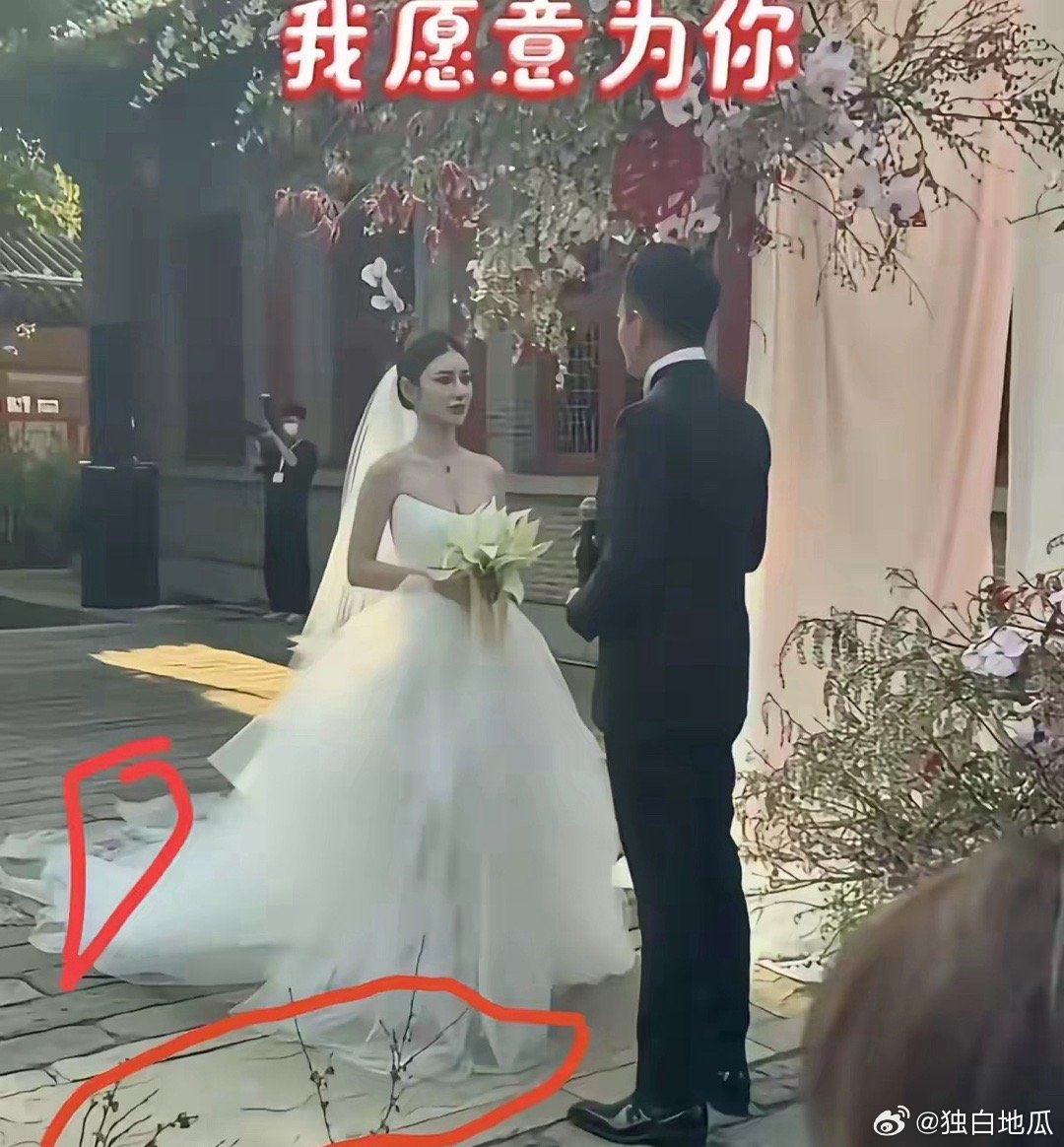 看到婚礼上的这个小细节谁能不替马筱梅委屈呢人生中最幸福开心的一天，马筱梅连婚礼红