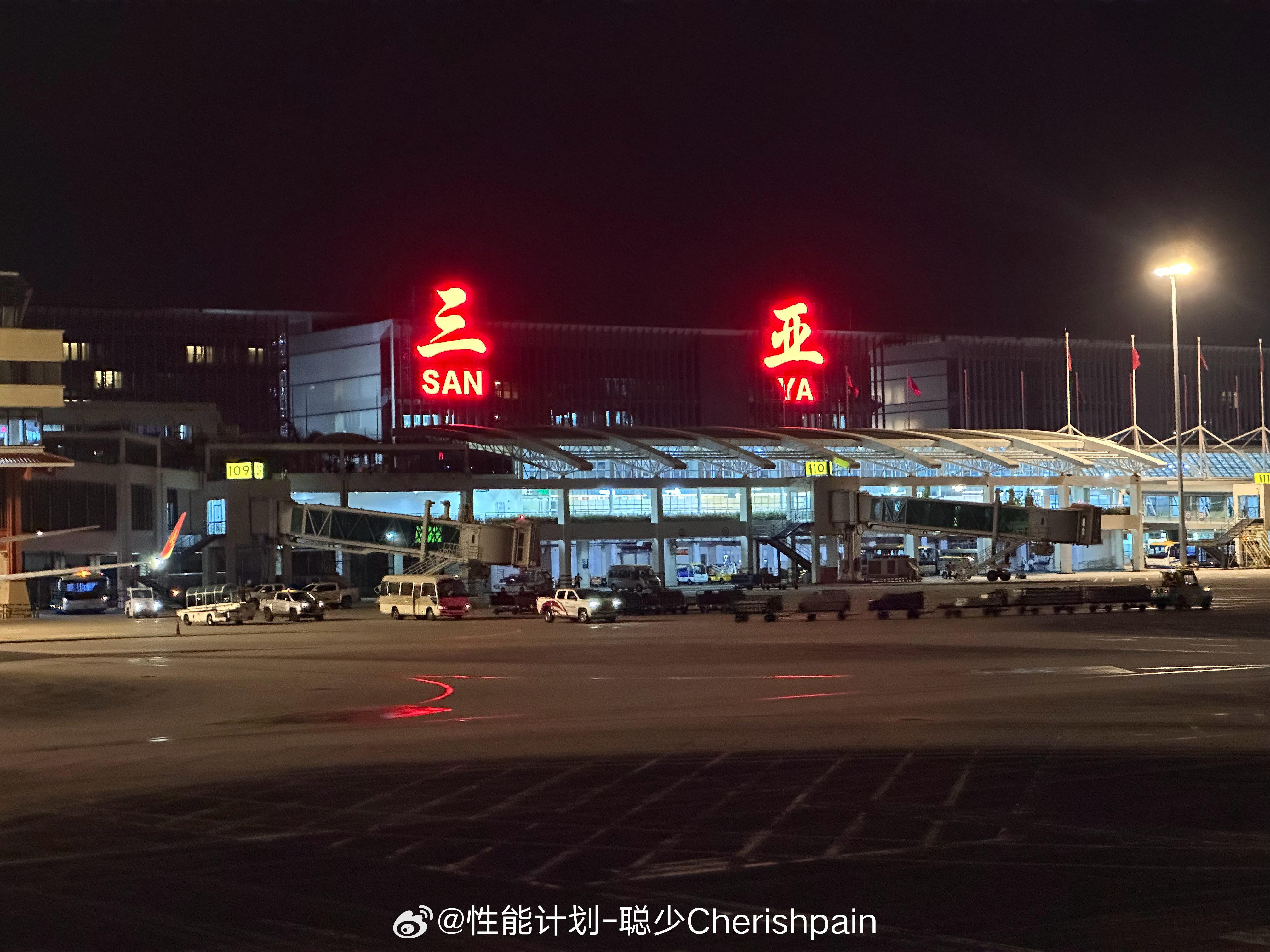 三亚凤凰机场的服务真的值得一个好评！银卡也可以在头等舱柜台值机、安检，在贵宾休息