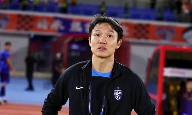 武汉三镇是不是该正式聘请邓为武汉三镇的主教练了，刚代理教练没多久直接把保级边缘的