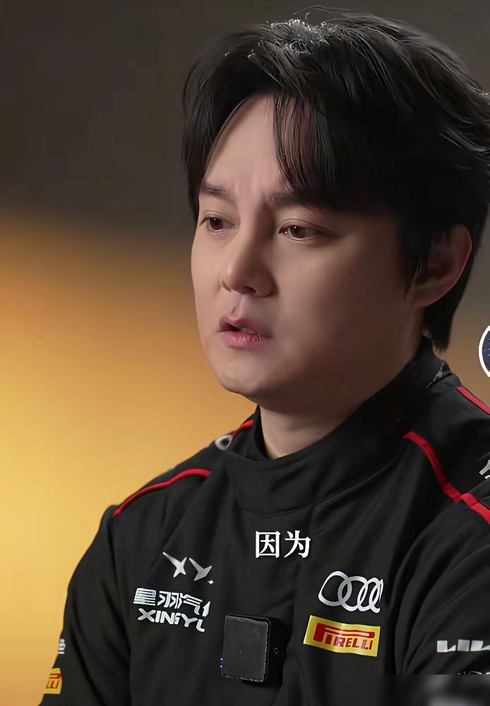 张雪夺冠那晚，全网都在刷820RR的冲线画面，引擎轰鸣声还没散，尹正的微博就炸了