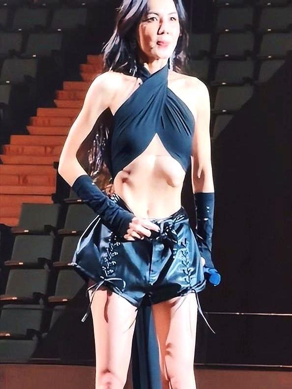 45岁Ella西安开唱，直接戳破了内娱的双标假象。现场她秀出紧实马甲线，即