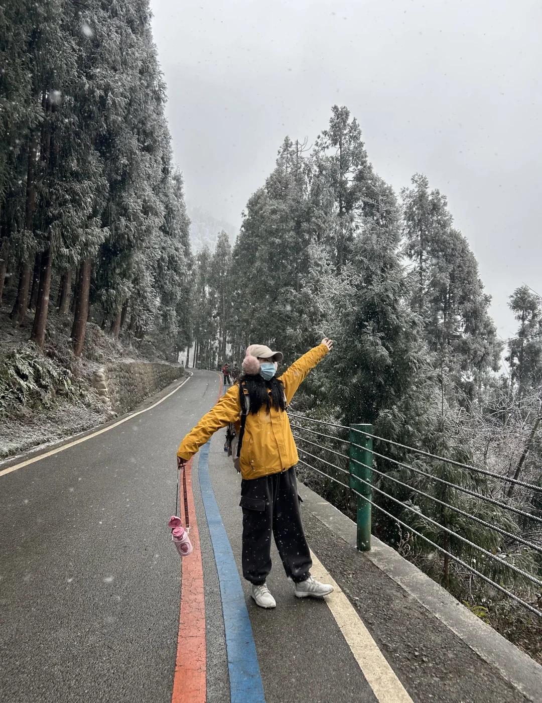 成都周边玩雪好去处，很近！！就在彭州！可以玩雪，可以看猴子！去玩的话可以徒步